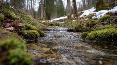 Güzel kış manzara donmuş nehir ile