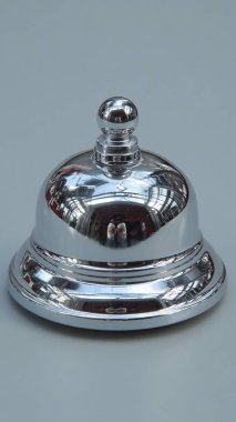 Beyaz arka planda gümüş plaka