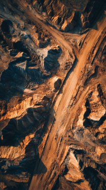 Dağlardaki yolun havadan görünüşü