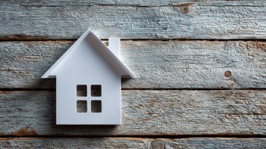 Tahta masadaki küçük ev.