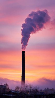 Fabrika bacaları ve gün doğumunda duman.