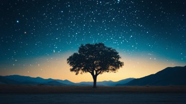 Yıldızlı ve ağaçlı gece manzarası. Bulutlar ve ay ile gece gökyüzü.