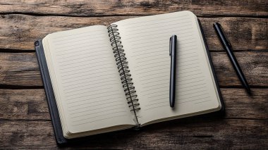 Tahta masa üzerinde boş sayfaları olan açık bir kitap, üst görünüm