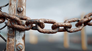 Köprüde paslı zincirler