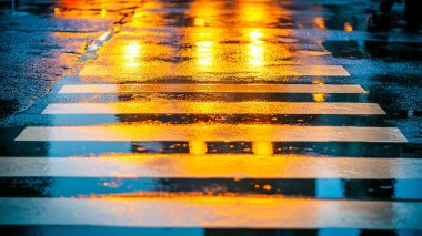 Akşamları ıslak sokak