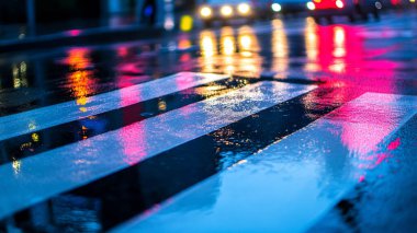 Geceleri şehirde soyut bulanık trafik