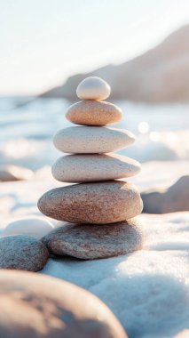 Kumsalda taş yığını