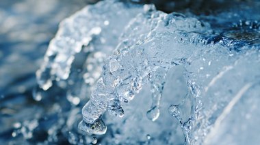 Buz ve kabarcıklarla dolu su yüzeyi