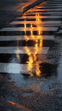 Sarı ve beyaz çizgili asfalt desen.