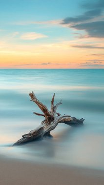 Gün batımında deniz ve gökyüzünün uzun pozlu deniz manzarası
