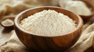 Masanın üzerinde bir kase un olan kompozisyon