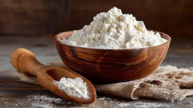 Ev yapımı beyaz ekmek ve un bir kasede..