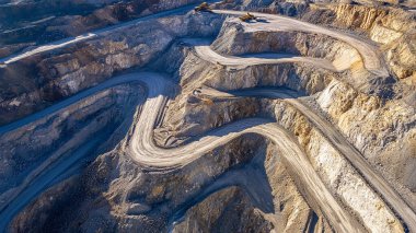 Dağlardaki madenin ortasındaki açık bir çukurun havadan görünüşü.