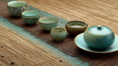 Ahşap zemin üzerinde çubuklar olan boş seramik kase