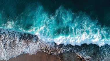 Güzel mavi su ve kıyıdaki dalgaların havadan görünüşü
