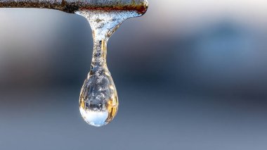 Metal musluktaki su damlasını kapat