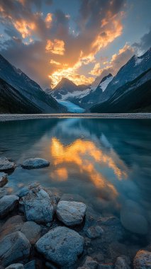 Gölün üzerinde güzel bir gün batımı