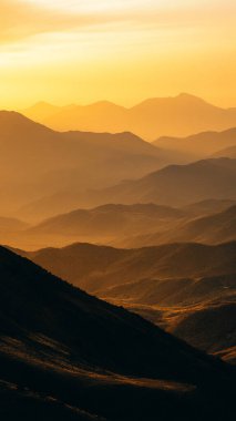 Dağlarda güzel gün batımı