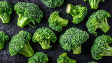 Koyu arkaplanda taze brokoli. Üst Manzara. sağlıklı beslenme.