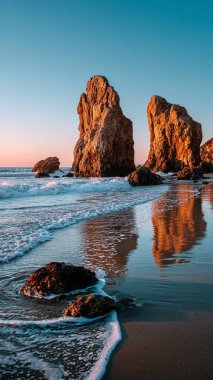 Denizin üzerinde güzel bir gün batımı