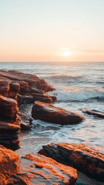 Kayalık sahilde güzel bir gün doğumu