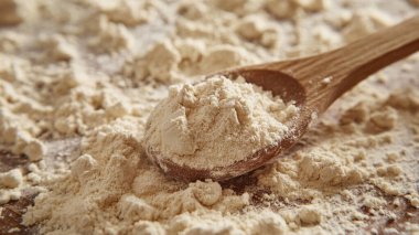 Hafif ahşap masada pişmemiş yulaf ezmeli kase, yakın plan.