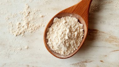 Açık gri zemin üzerinde lezzetli un olan kase.