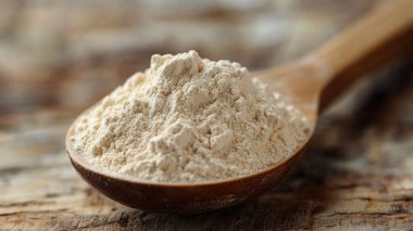 Beyaz masada hindistan cevizi unlu kaşık, yakın plan.