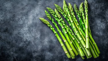Siyah masada taze yeşil kuşkonmaz.