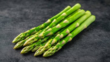 Siyah taşın üstünde bir sürü kuşkonmaz.