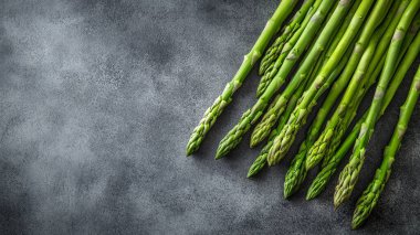 Masadaki kuşkonmaz, üst manzara.