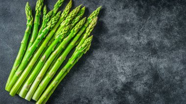 koyu arka plan üzerinde taze kuşkonmaz