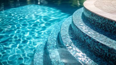 Su ve güneş ışığıyla mavi yüzme havuzu