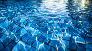 Su yüzeyi olan yüzme havuzu