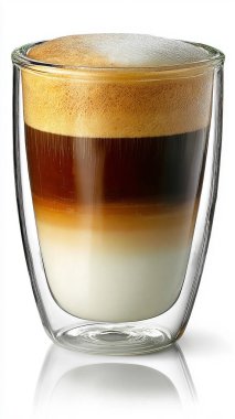 Beyaz arka planda bir fincan kahve.