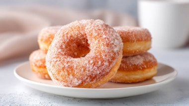 Tatlı tatlı çörekler tabakta, yakın plan.