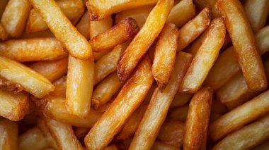 Ketçap ile kızarmış patates.