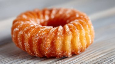 Tatlı ve lezzetli elmalı pasta masanın üstünde.