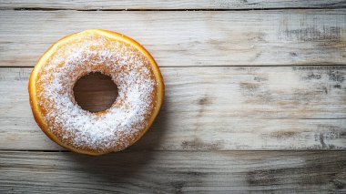 Kremalı ve şekerli tatlı çörek.