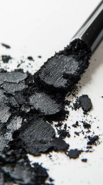 Beyaz arkaplanda siyah göz farı