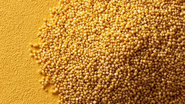 Bir kasede çiğ organik sarı mercimek