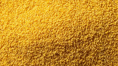 Siyah arkaplanda sarı hardal tozu