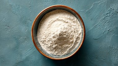 Renkli arkaplanda un olan kase