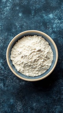 Gri arkaplanda bir kase un.