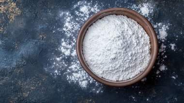 Kasede tuz olan beyaz un.