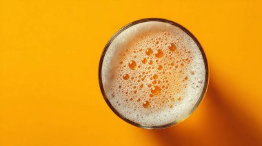 Bira fincanı sarı arka planda.