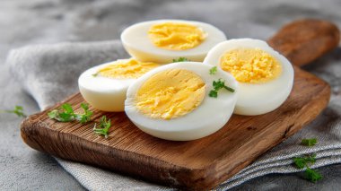 Ahşap bir zeminde haşlanmış yumurta ve haşlanmış yumurta..