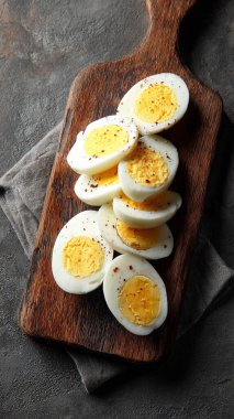 Tahtada tuzlu yumurta. sağlıklı diyet kavramı.