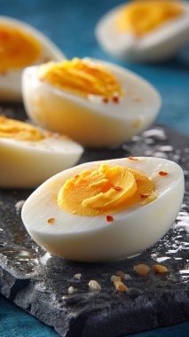 Tahtada haşlanmış yumurtalar.