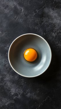 Yumurtalı bir tabağın üst görüntüsü..